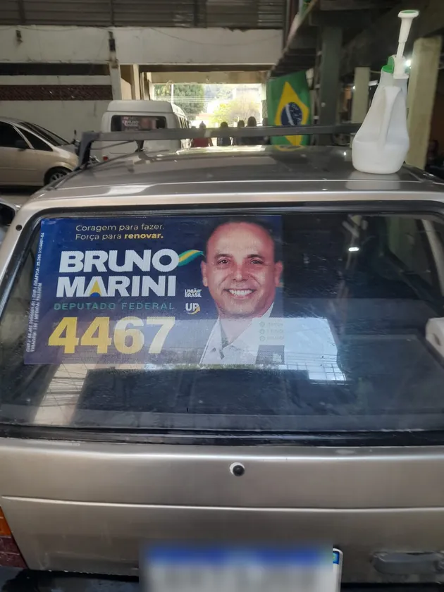 Adesivo no vidro traseiro de um Fiat Uno bege